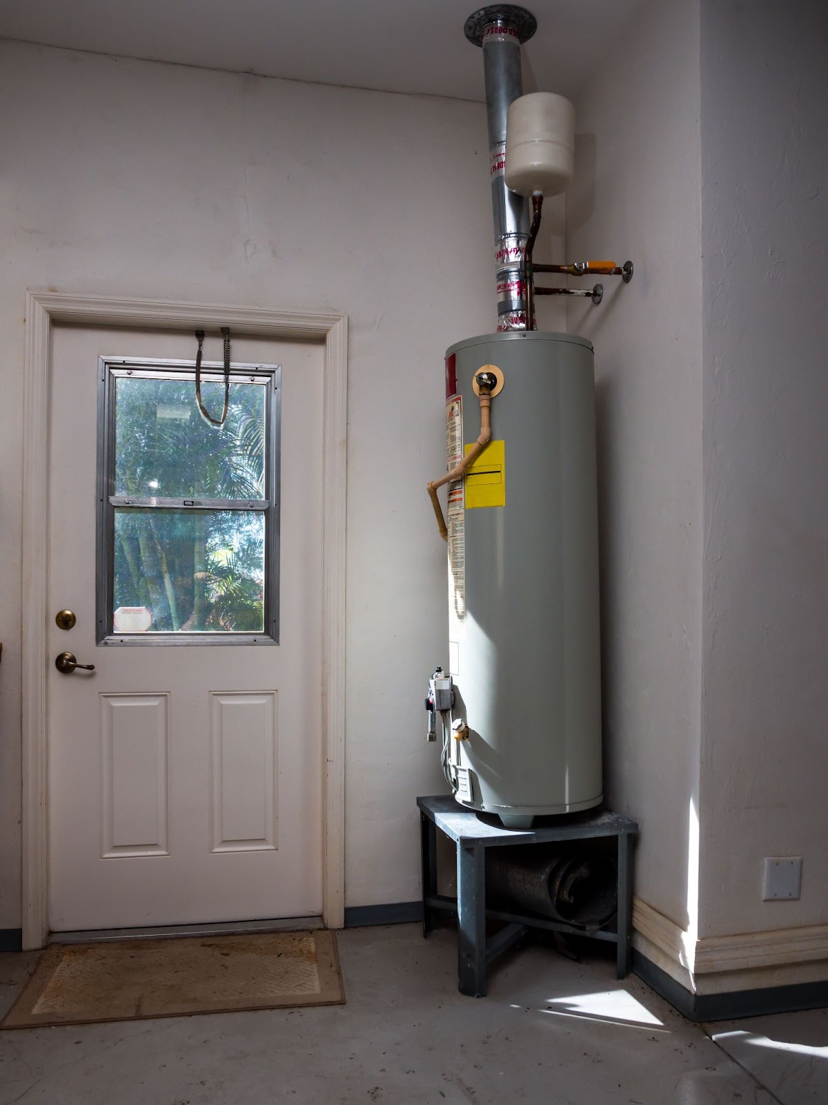 tankless vs tank hot water heater