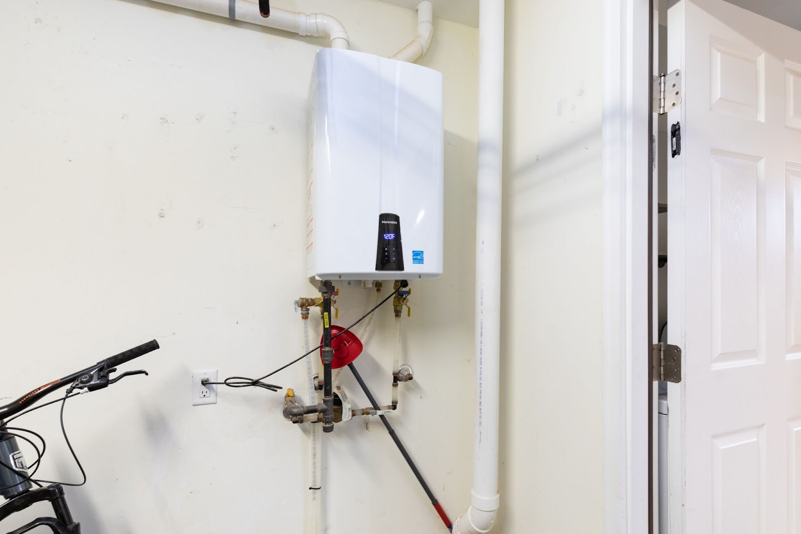 tankless vs tank hot water heater