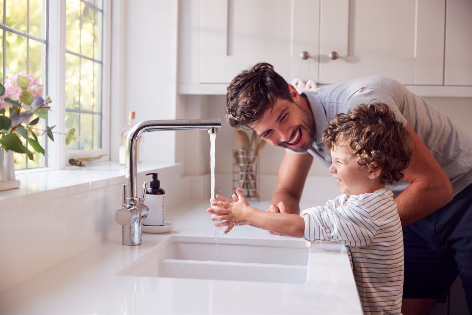 touch vs touchless faucets